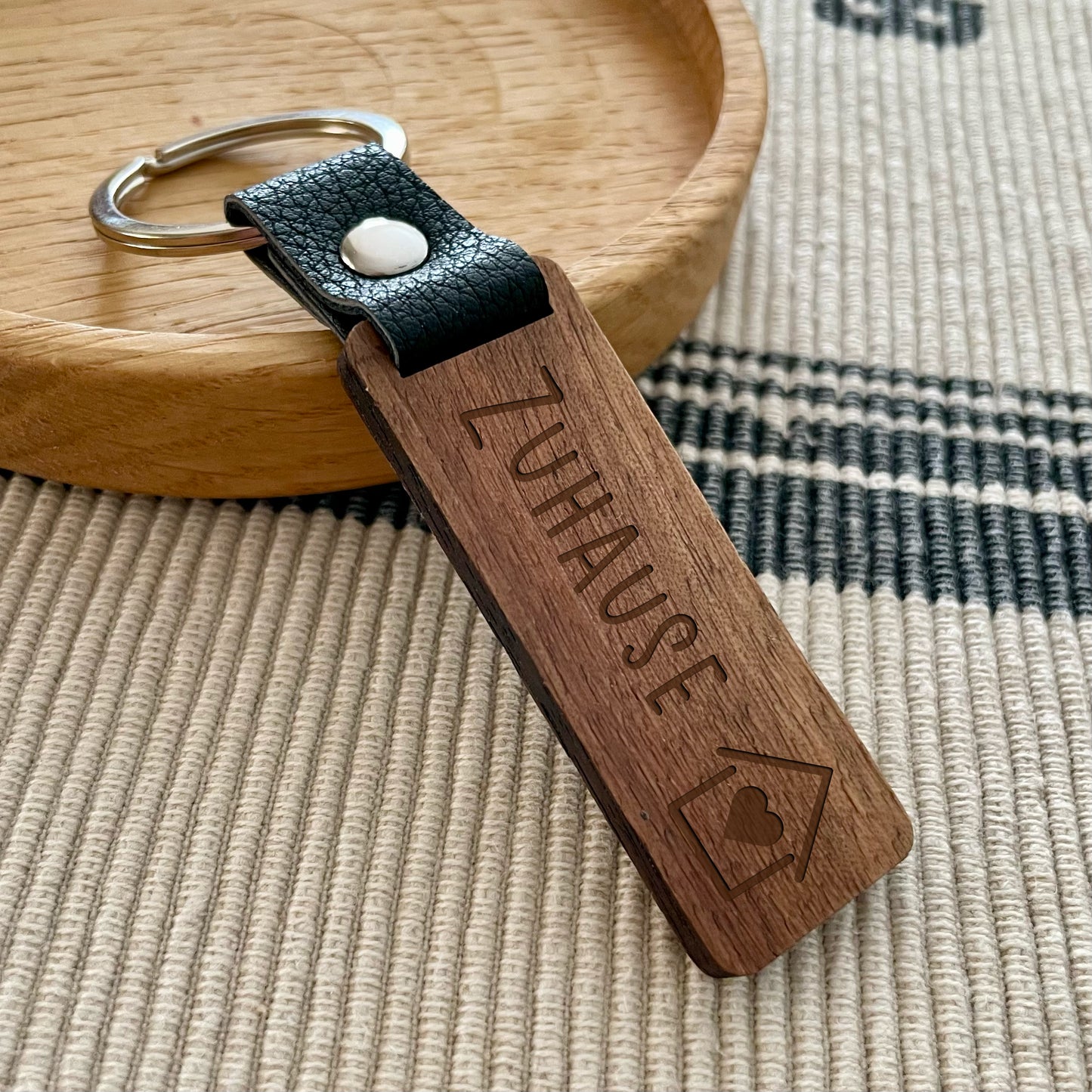 Personalisierter Schlüsselanhänger aus dunklem Walnussholz - Zuhause