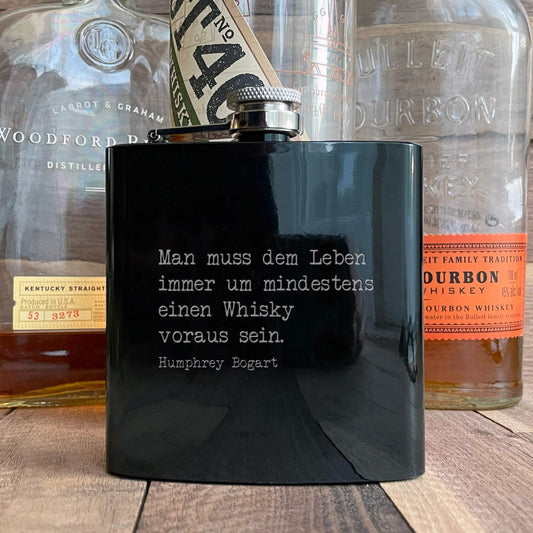Personalisierter Flachmann mit schwarz glänzendem Lack - Zitat