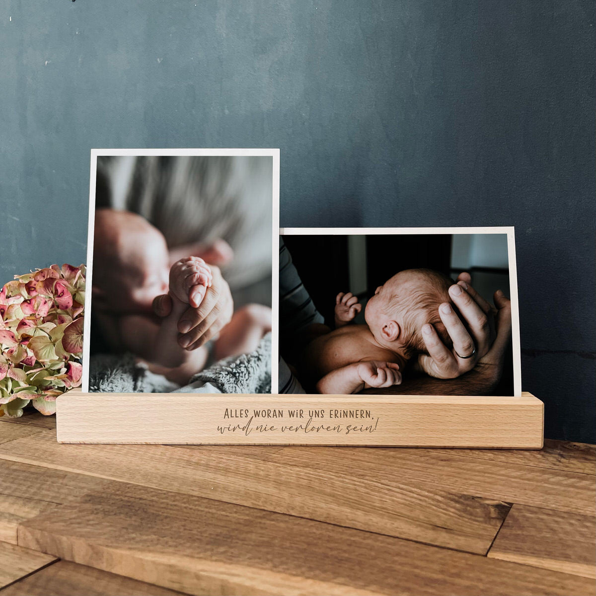 Personalisierter Foto- und Kartenhalter aus Holz - 30 cm