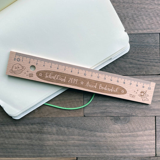 Holzlineal mit personalisierter Gravur - Weltall