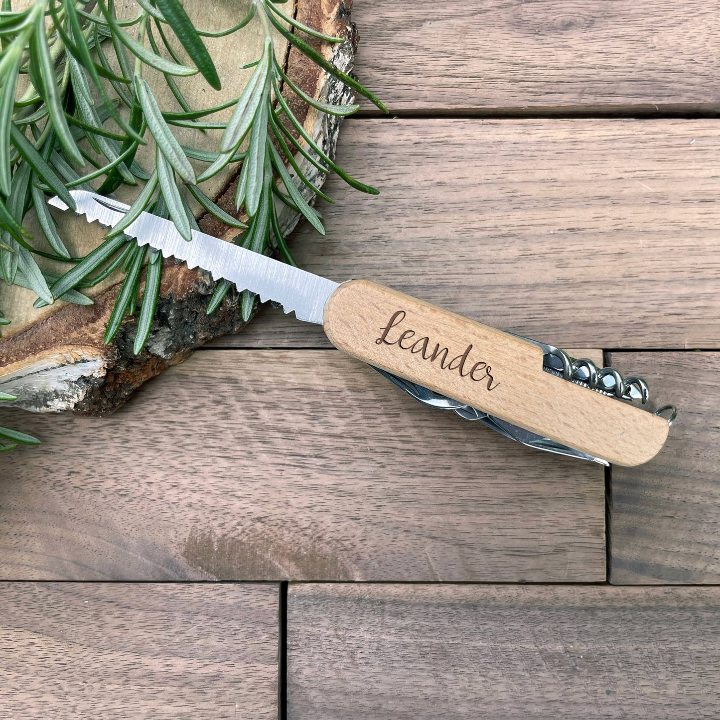 Graviertes Taschenmesser mit hellem Holzgriff und 11 Funktionen