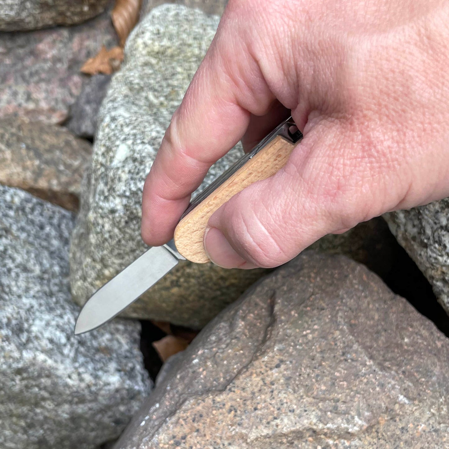 Graviertes Taschenmesser mit hellem Holzgriff und 11 Funktionen