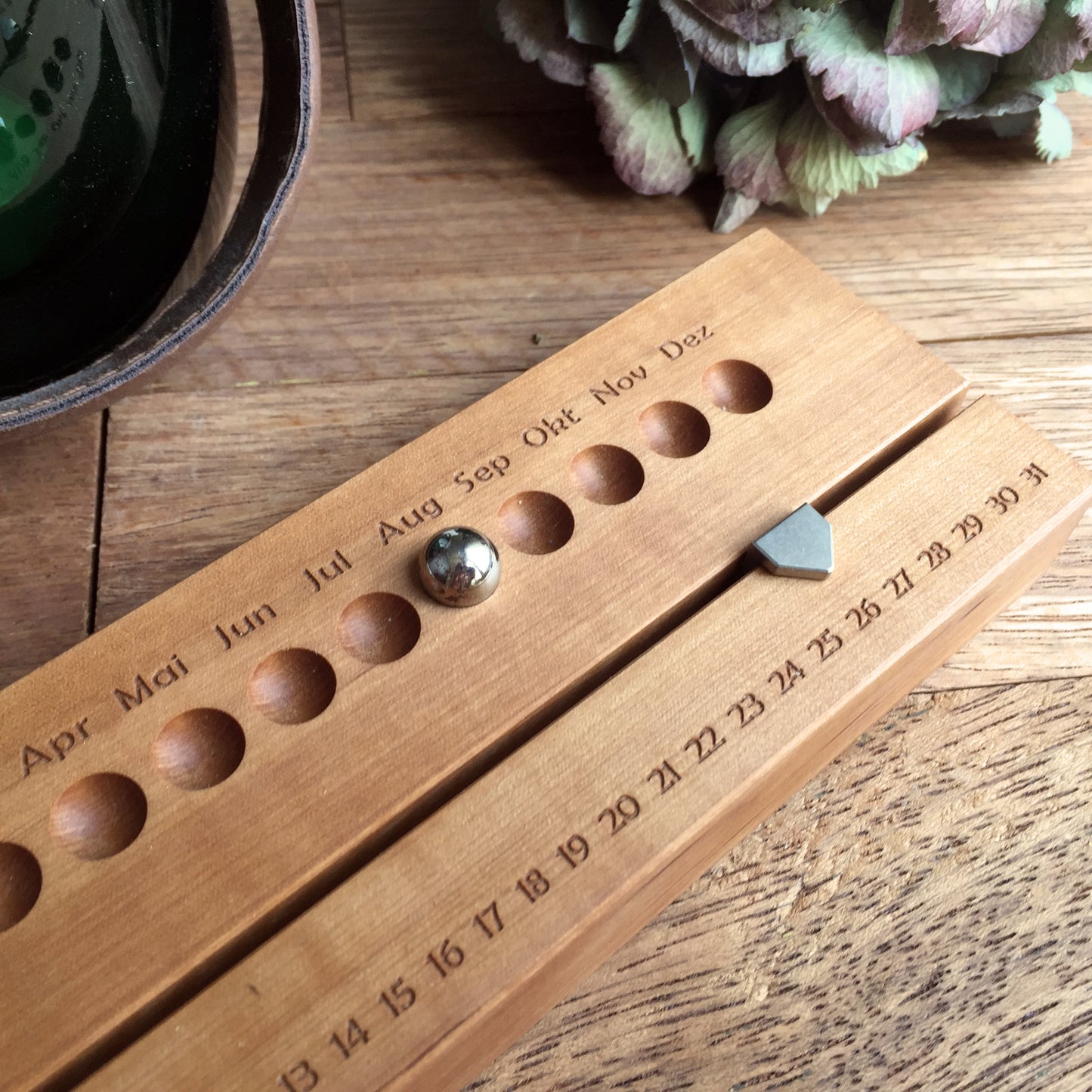 Ewiger Kalender aus Birnenholz mit personalisierter Gravur