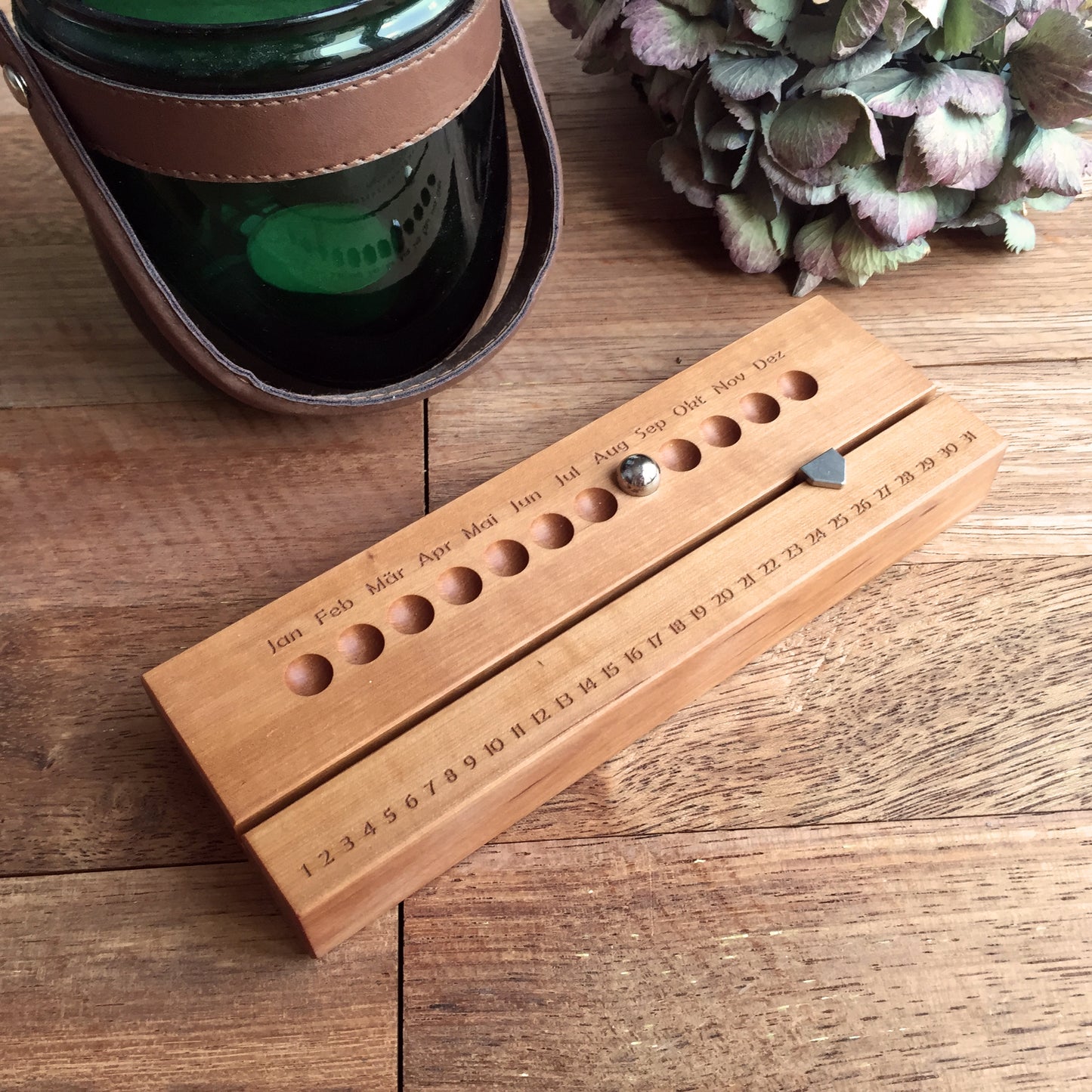 Ewiger Kalender aus Birnenholz mit personalisierter Gravur
