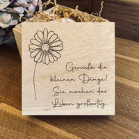 Holzbox mit Blume und personalisiertem Text