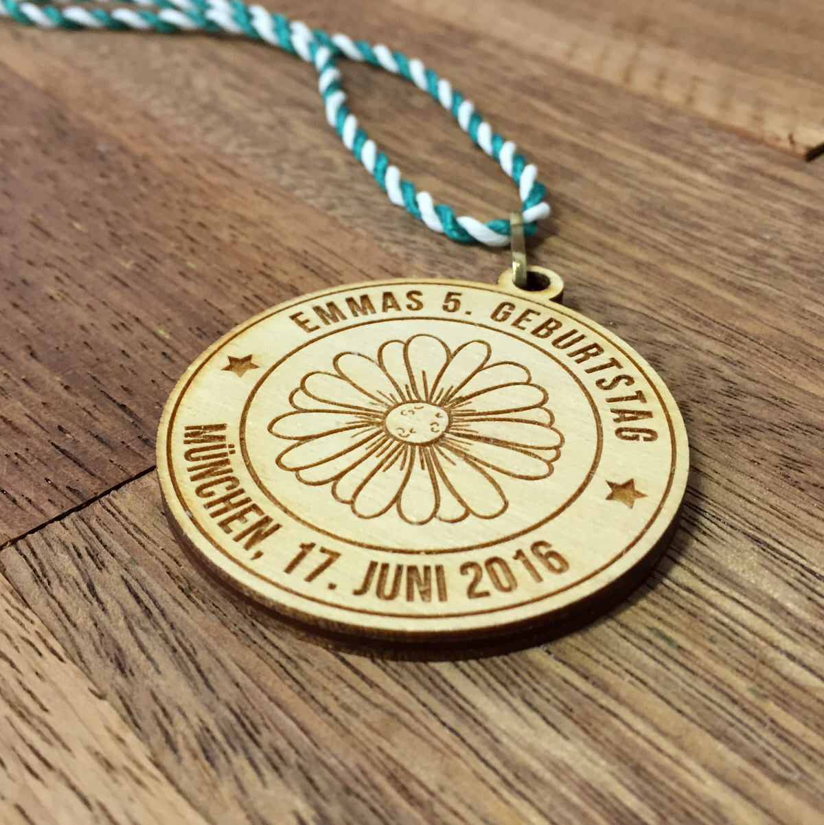 6+ Holzmedaillen "Blume" als Gastgeschenk