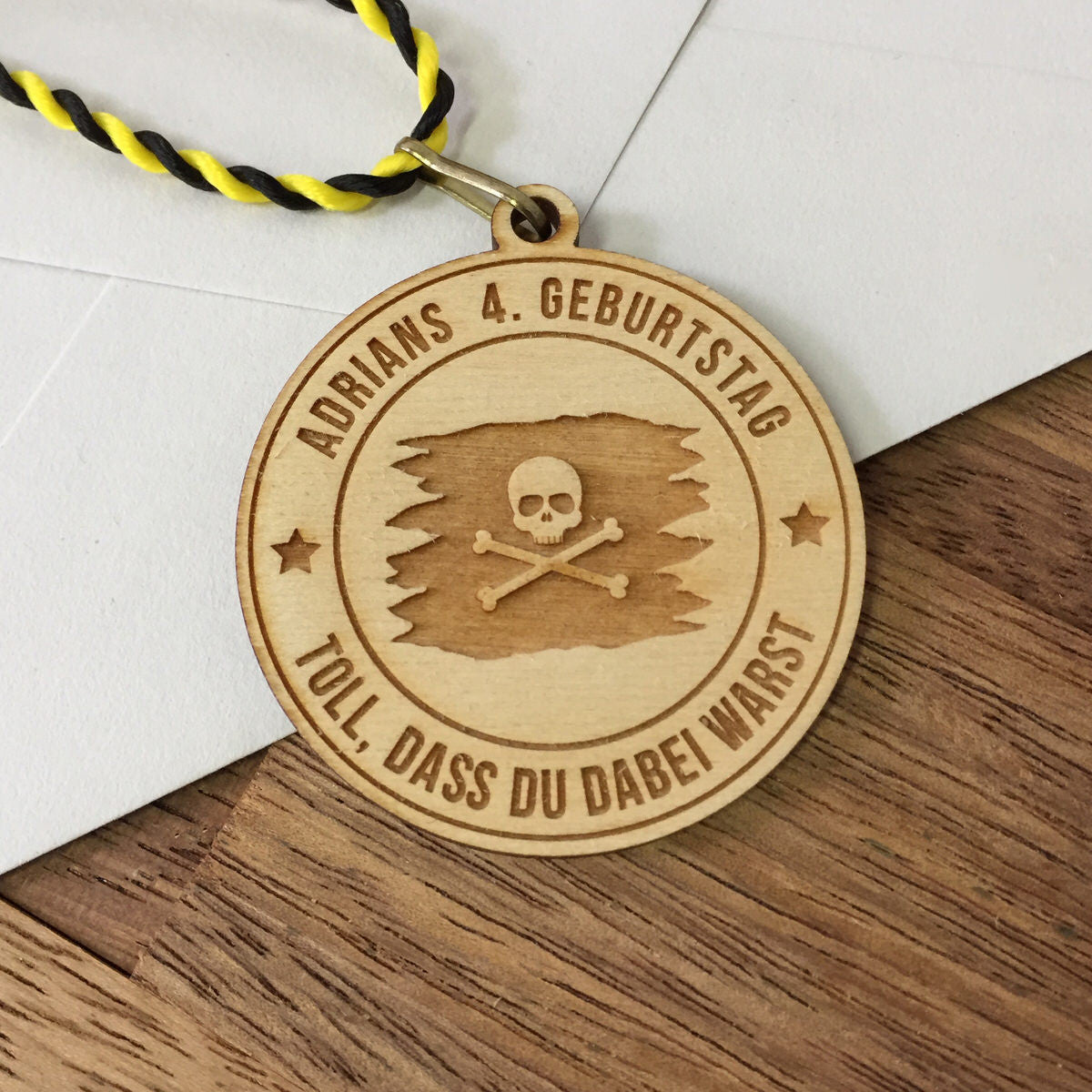 6+ Holzmedaillen "Piratenflagge" als Gastgeschenk