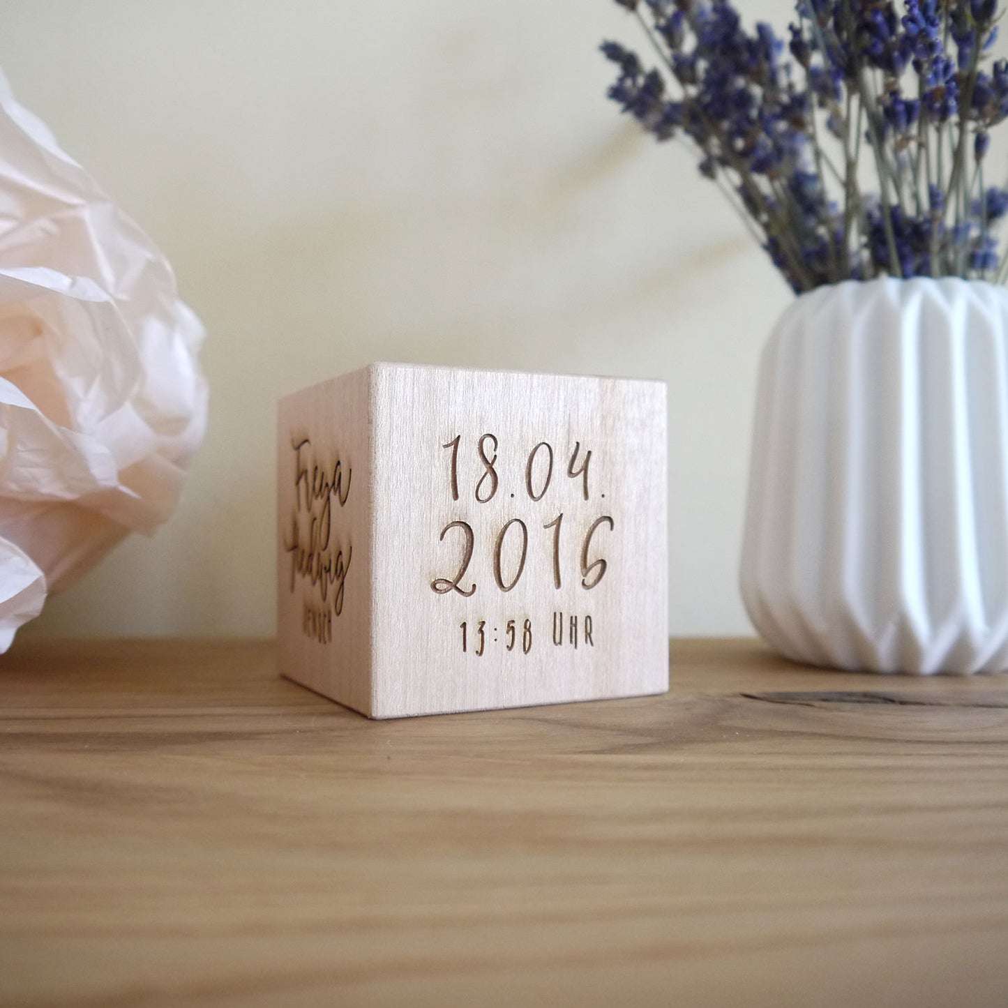 6 cm Holzwürfel zur Geburt oder Taufe, mehrseitig graviert