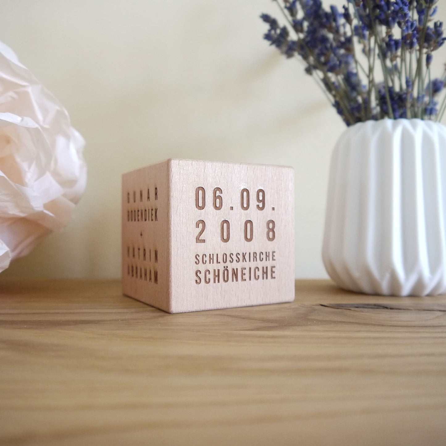 6 cm Holzwürfel, mehrseitig graviert, modernes Design
