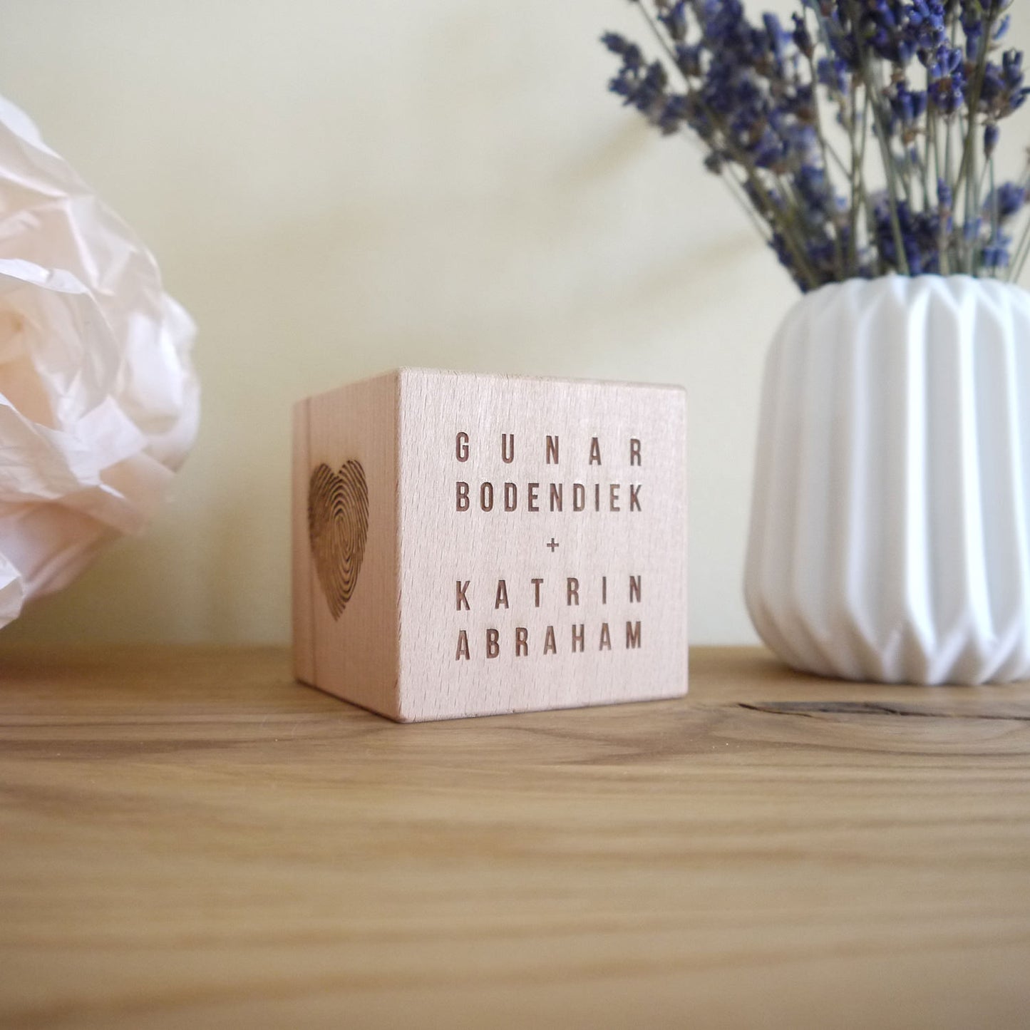 6 cm Holzwürfel, mehrseitig graviert, modernes Design