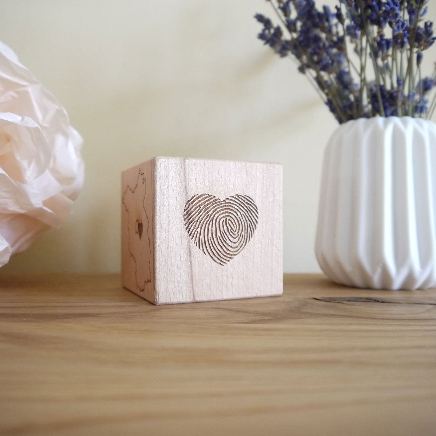 6 cm Holzwürfel, mehrseitig graviert, modernes Design