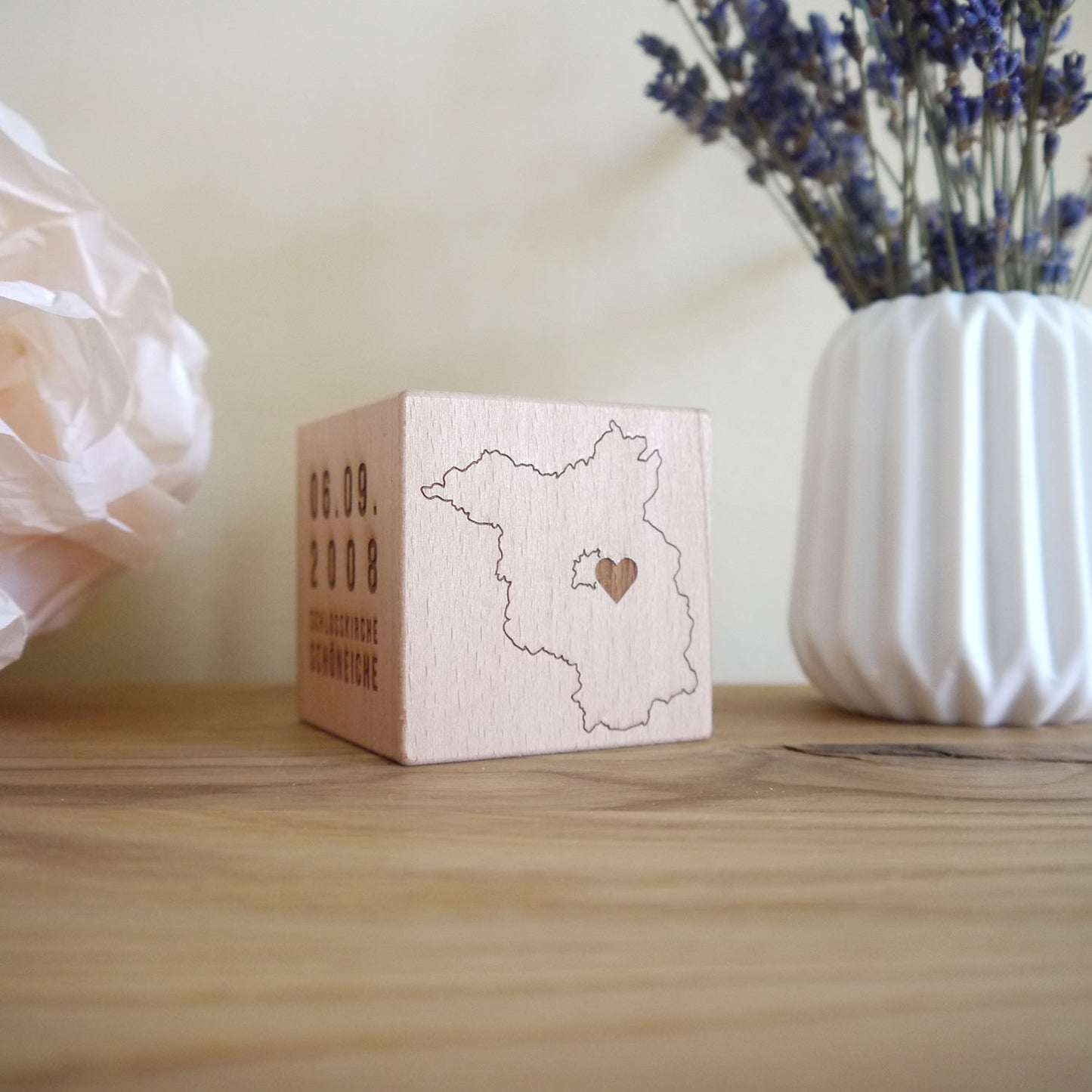 6 cm Holzwürfel, mehrseitig graviert, modernes Design