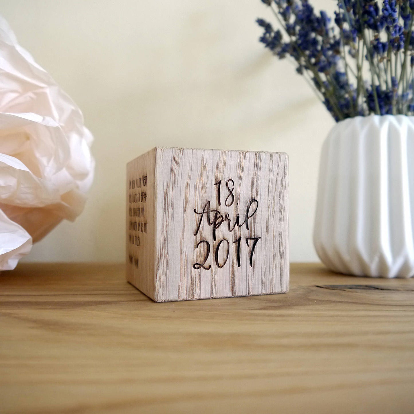 6 cm Holzwürfel, mehrseitig graviert, kalligraphische Schrift