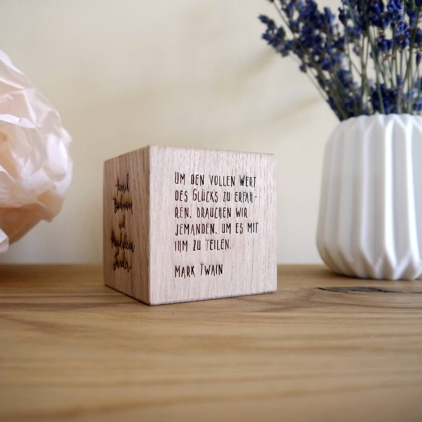 6 cm Holzwürfel, mehrseitig graviert, kalligraphische Schrift