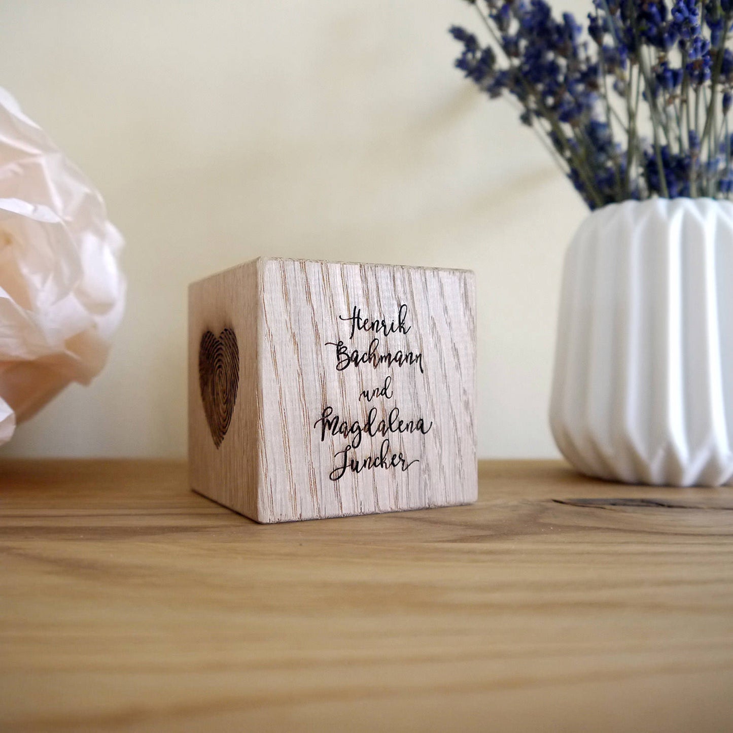 6 cm Holzwürfel, mehrseitig graviert, kalligraphische Schrift