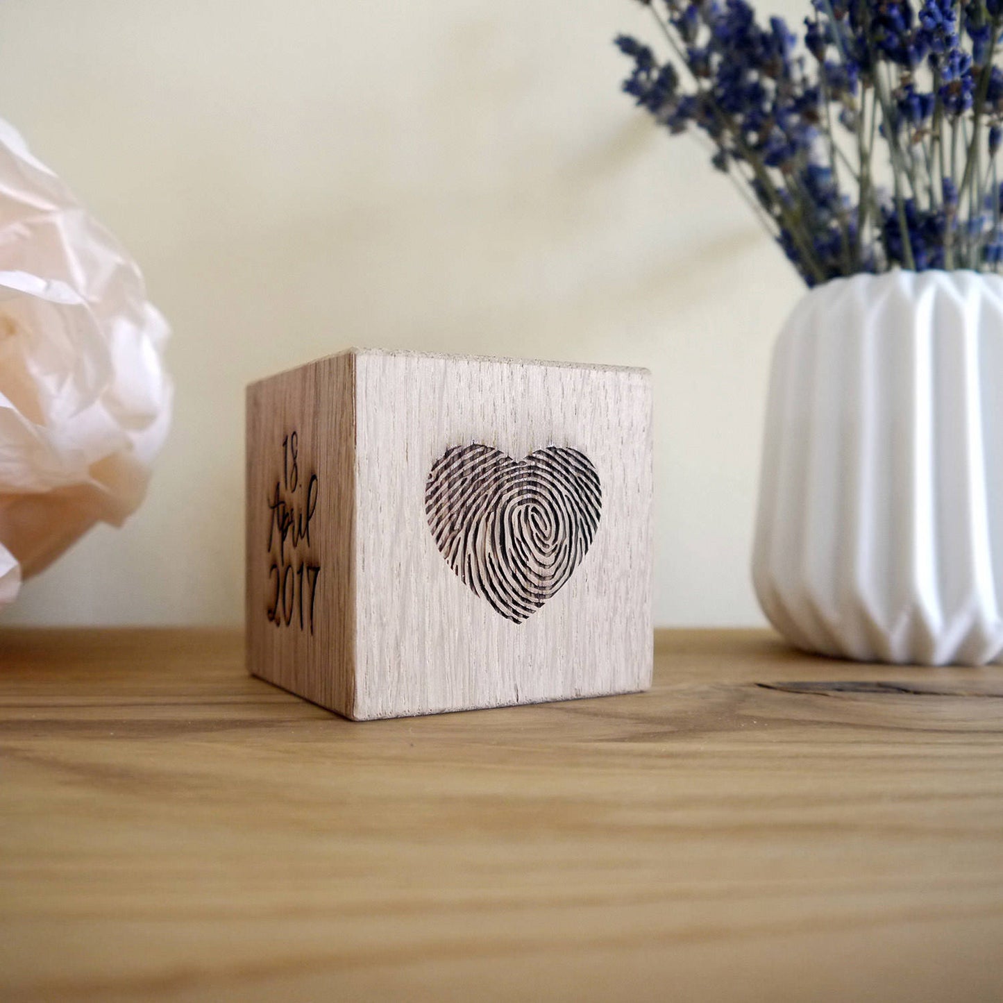 6 cm Holzwürfel, mehrseitig graviert, kalligraphische Schrift