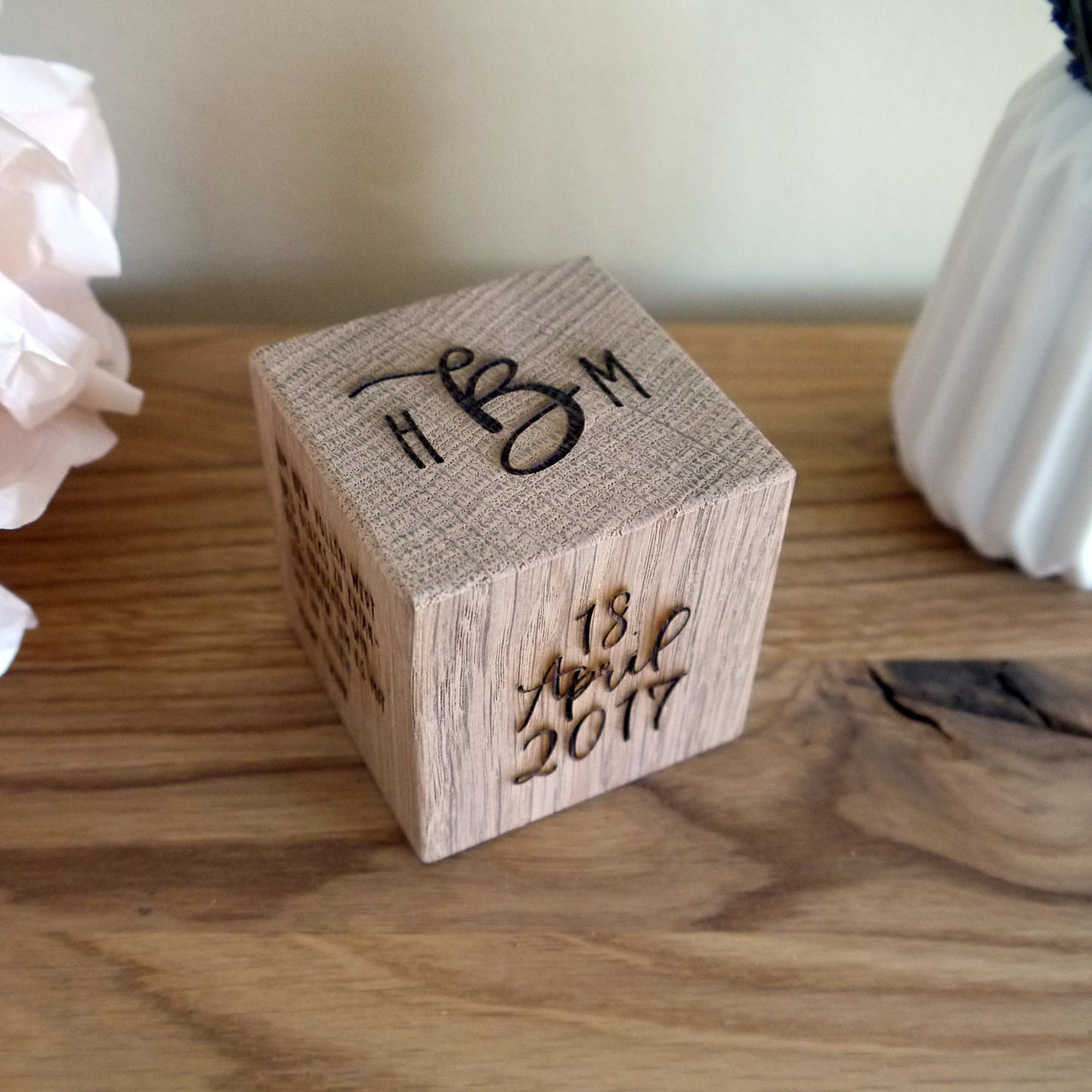 6 cm Holzwürfel, mehrseitig graviert, kalligraphische Schrift