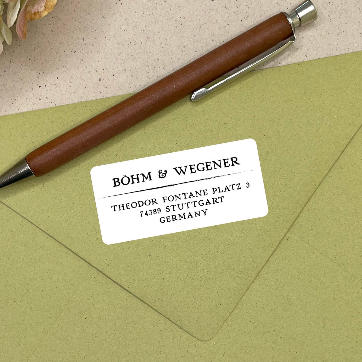 Adressaufkleber mit rustikaler Druckschrift und Trennlinie #008