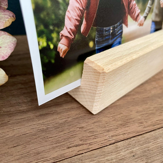 Personalisierter Foto- und Kartenhalter aus Holz - 15 cm