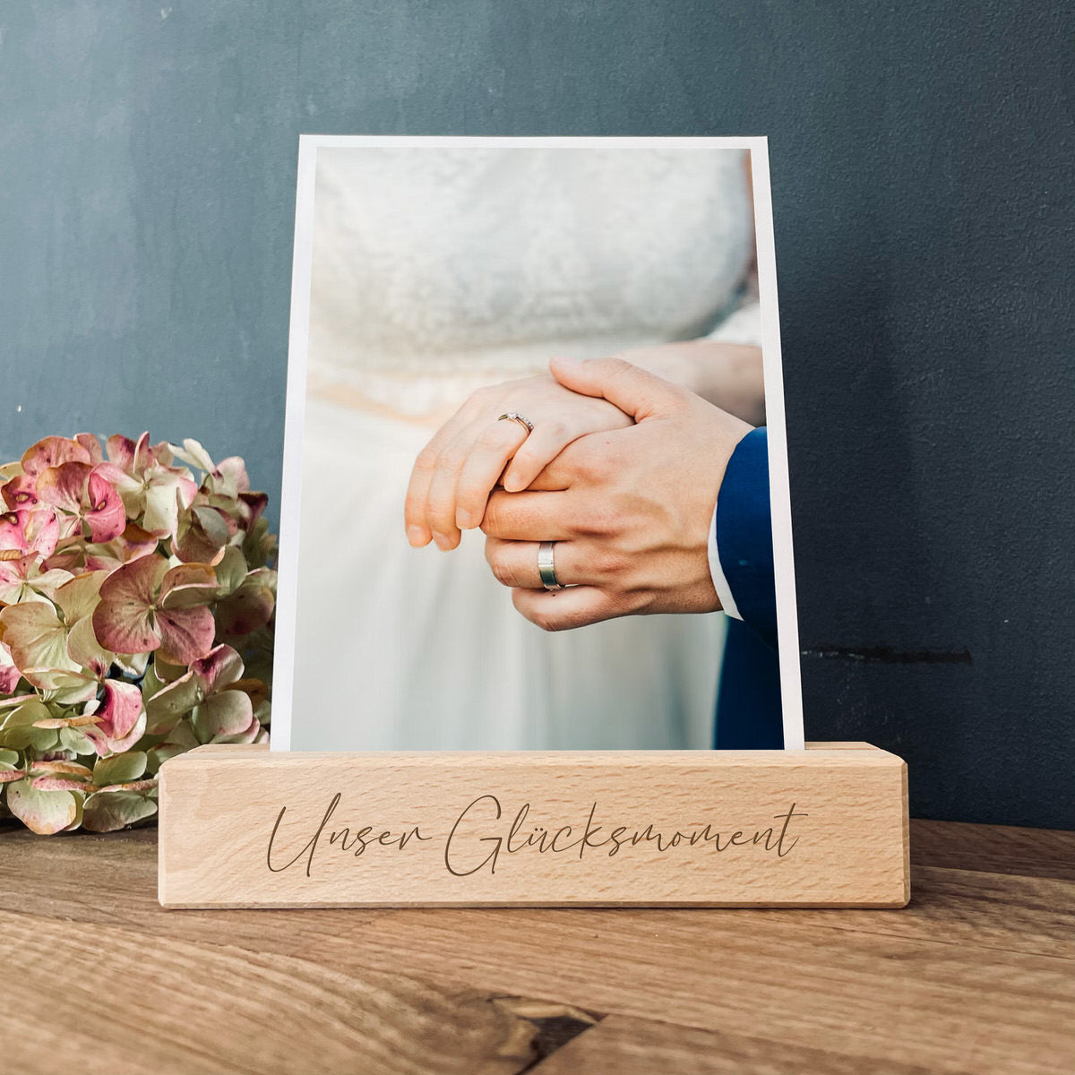 Personalisierter Foto- und Kartenhalter aus Holz - 15 cm