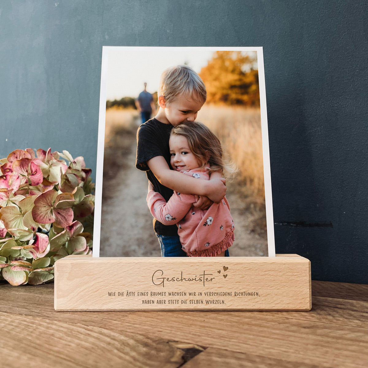 Personalisierter Foto- und Kartenhalter aus Holz - 15 cm