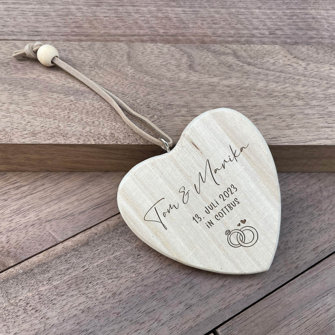 Herzförmiger Geschenkanhänger aus Holz zur Hochzeit