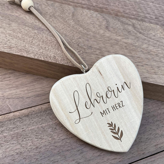 Herzförmiger Geschenkanhänger aus Holz - Lehrerin mit Herz