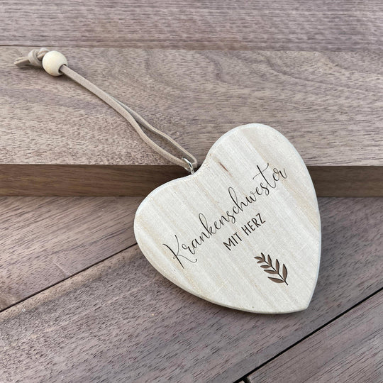 Herzförmiger Geschenkanhänger aus Holz - Krankenschwester mit Herz