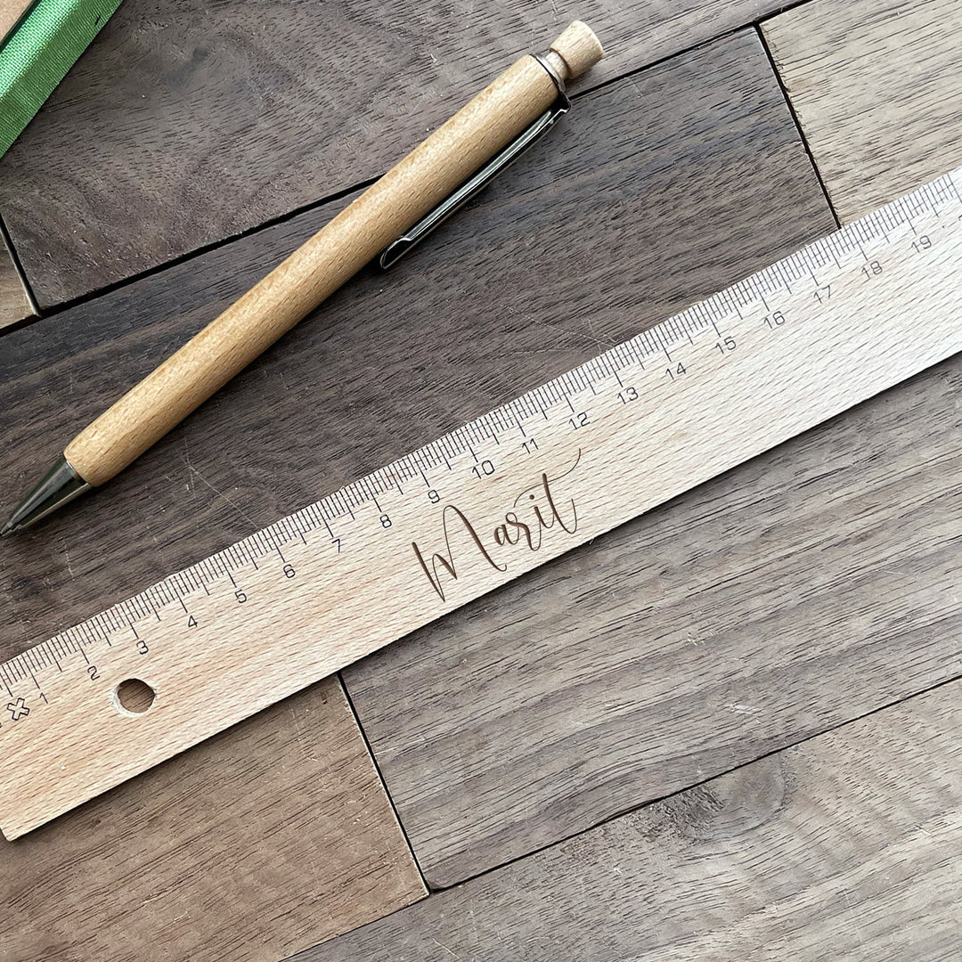 Holzlineal mit personalisierter Gravur - Name zentriert