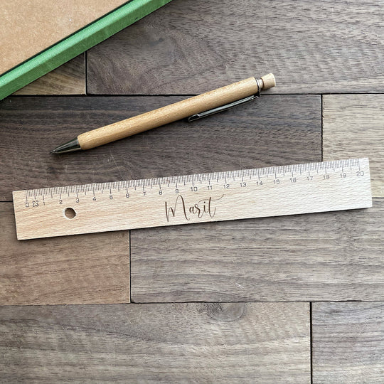 Holzlineal mit personalisierter Gravur - Name zentriert