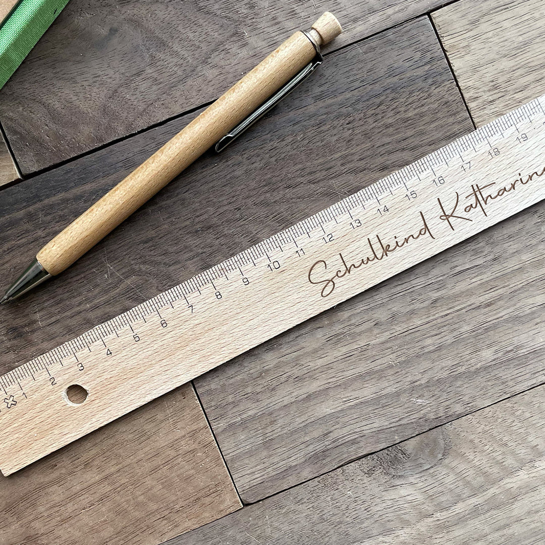 Holzlineal mit personalisierter Gravur - Name rechts
