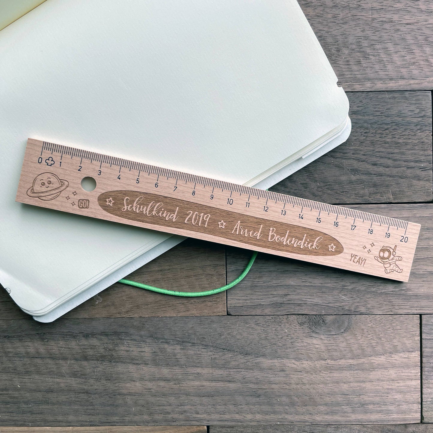 Holzlineal mit personalisierter Gravur - Weltall