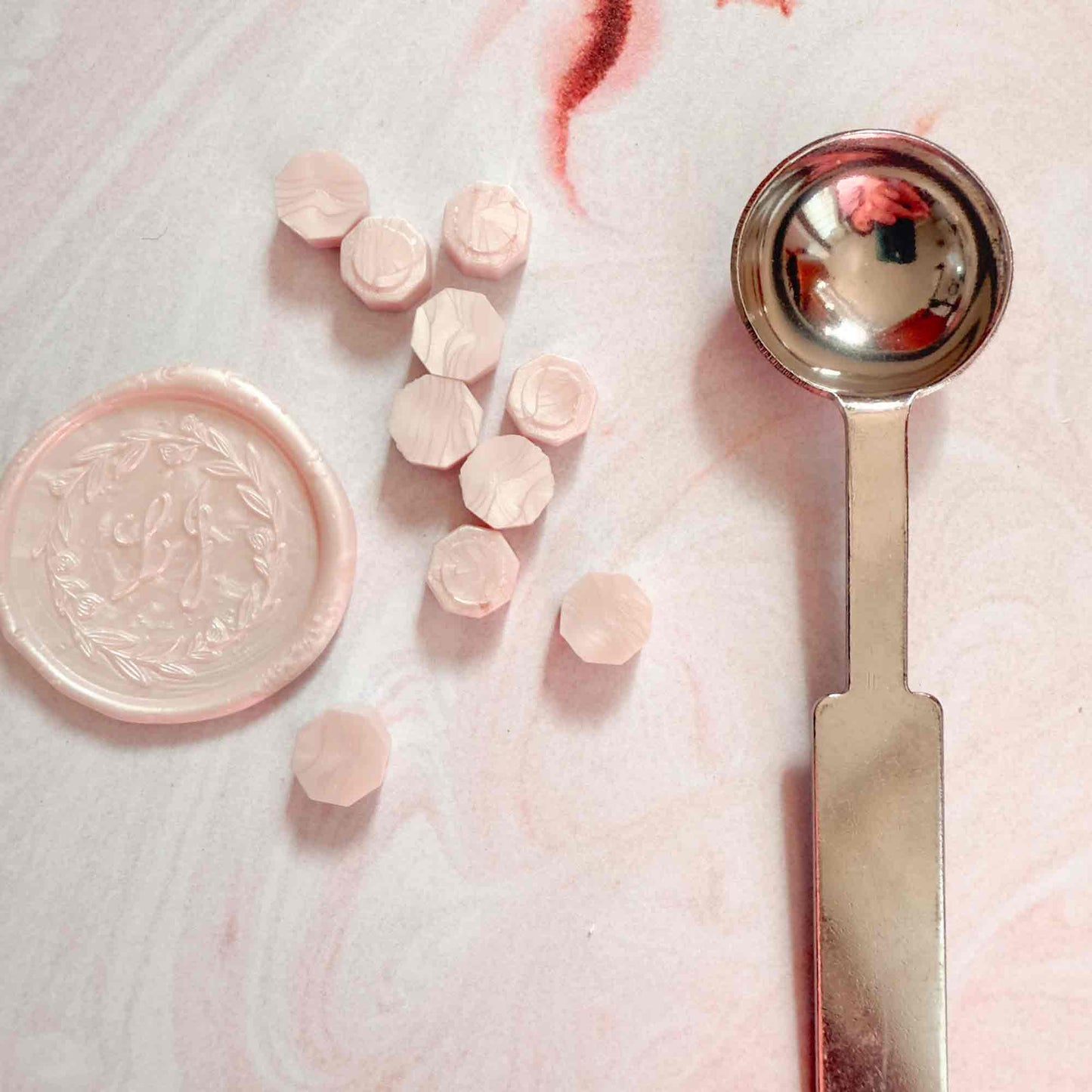 Kleiner Metalllöffel zum Schmelzen von Siegelwachsperlen