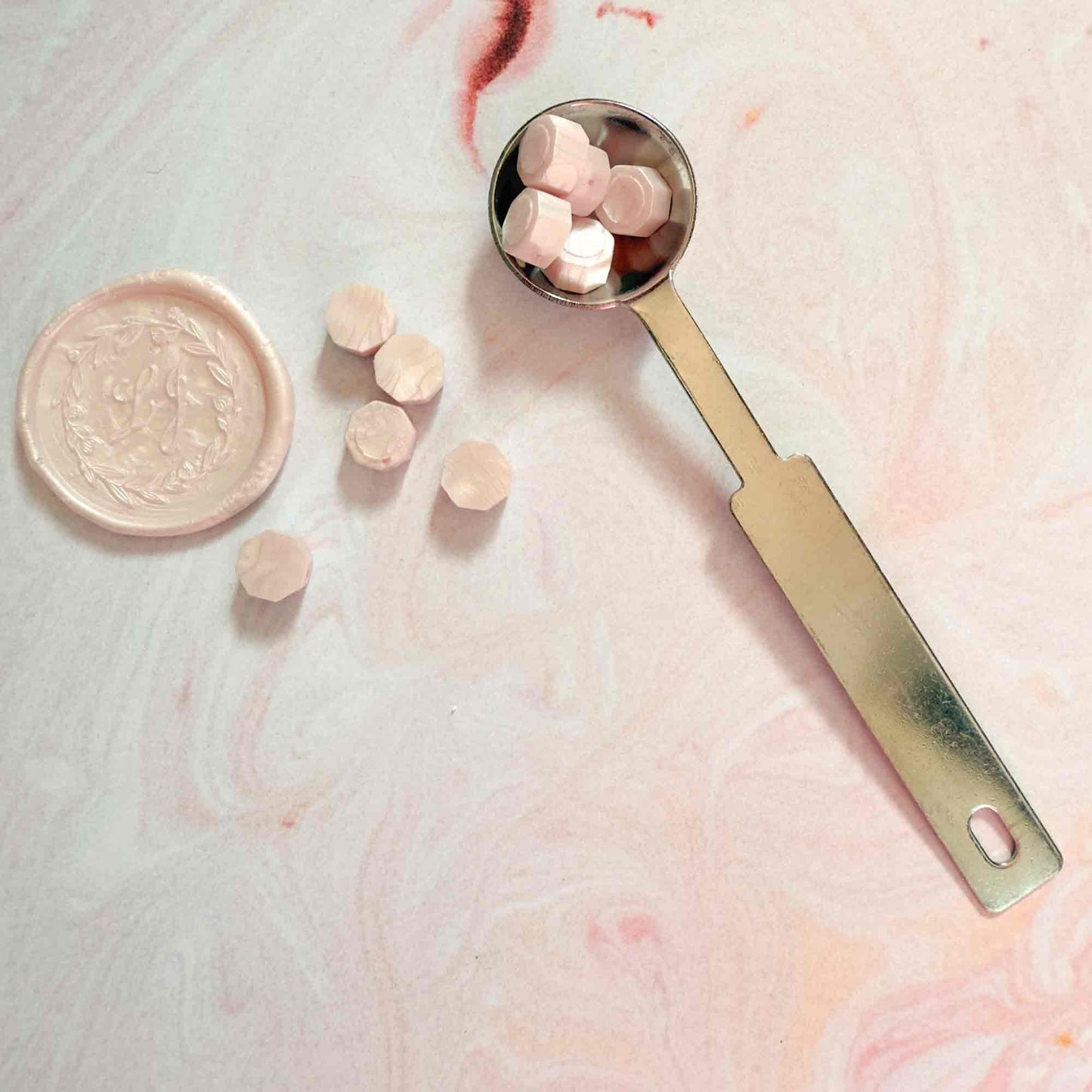 Kleiner Metalllöffel zum Schmelzen von Siegelwachsperlen