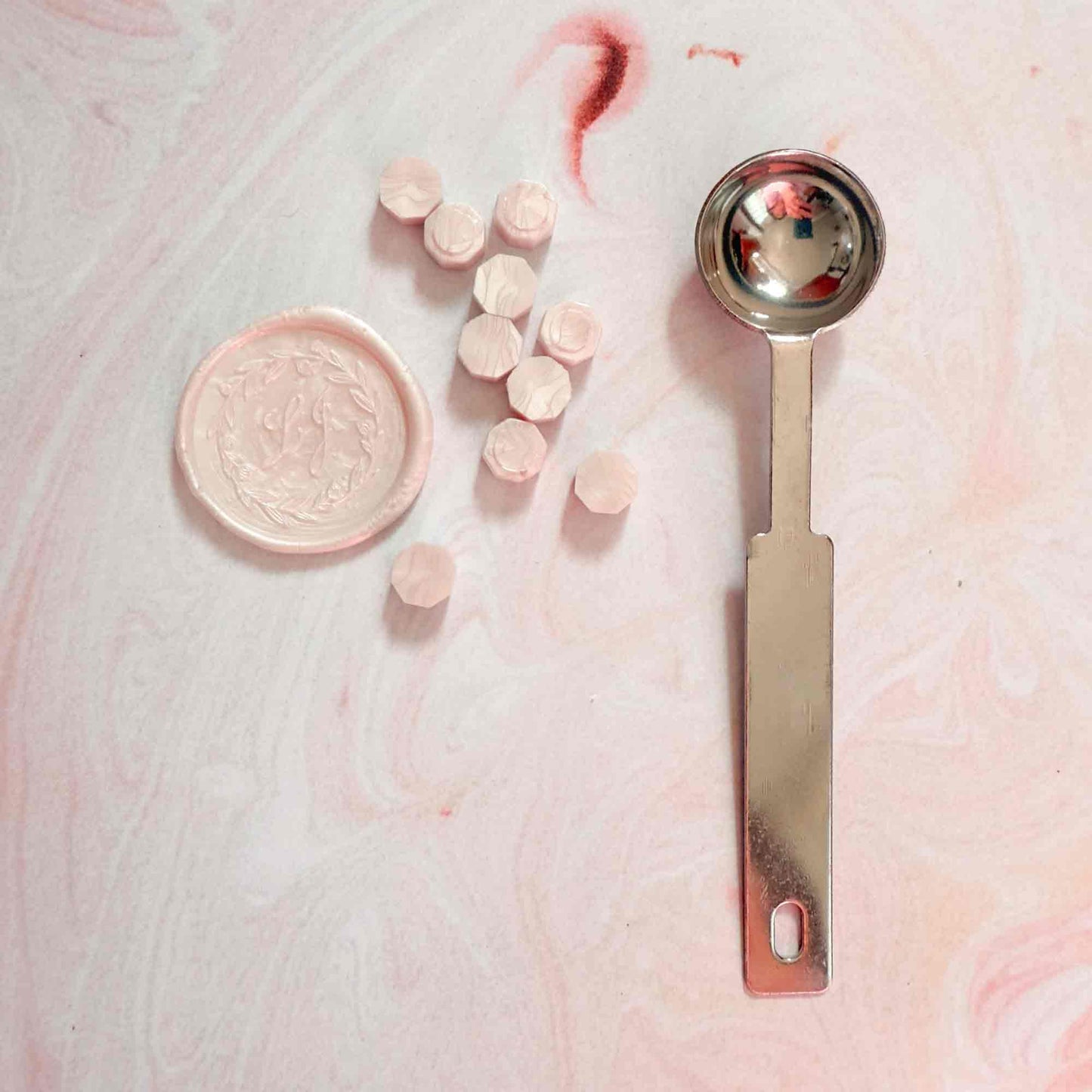 Kleiner Metalllöffel zum Schmelzen von Siegelwachsperlen