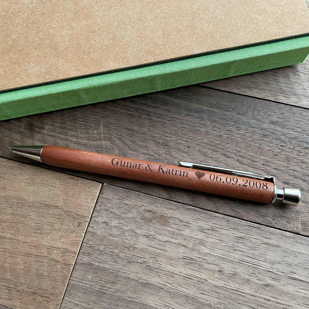 Kugelschreiber aus Birnenholz mit persönlicher Gravur