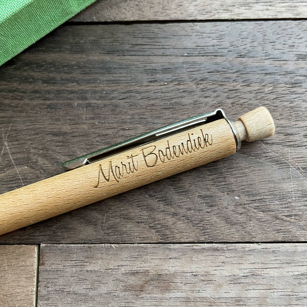 Kugelschreiber aus Buchenholz mit persönlicher Gravur