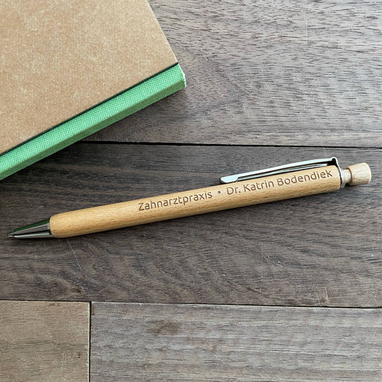 Kugelschreiber aus Buchenholz mit persönlicher Gravur