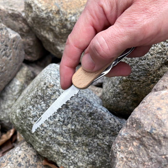 Graviertes Taschenmesser mit hellem Holzgriff und 11 Funktionen