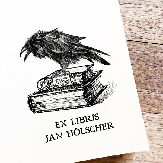 Ex Libris Stempel - Rabe auf Bücherstapel