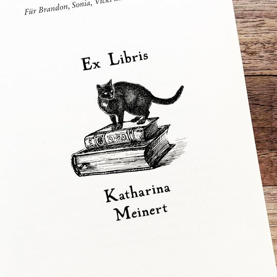 Ex Libris Stempel - Katze auf Bücherstapel