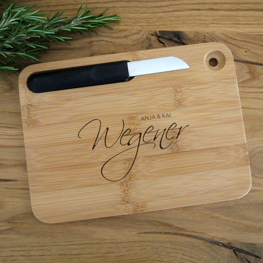 Holzbrettchen mit Gravur und Messer