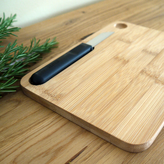Holzbrettchen mit Gravur und Messer