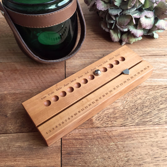 Ewiger Kalender aus Birnenholz mit personalisierter Gravur