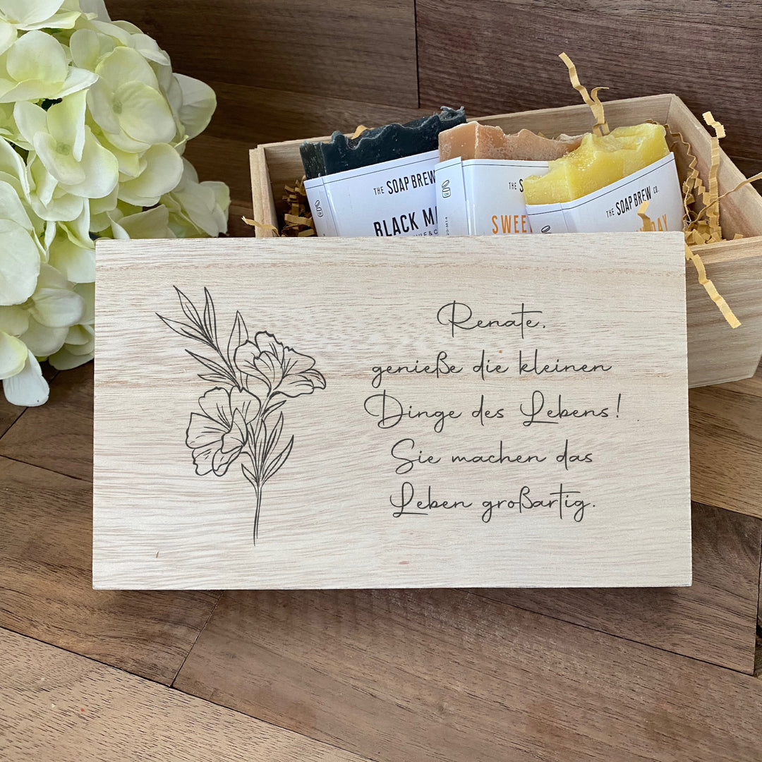 Holzbox mit Blumen-Gravur und personalisiertem Text
