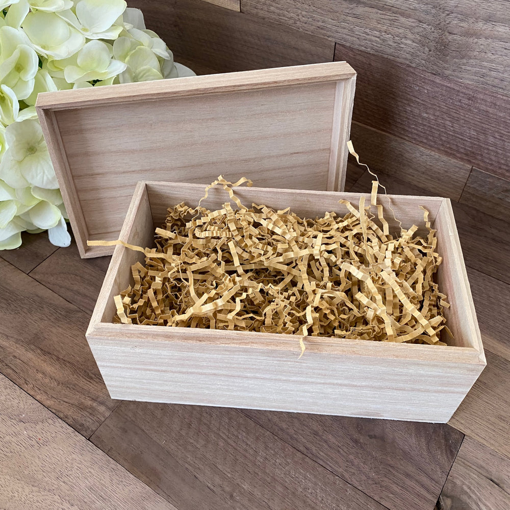 Holzbox mit Blumen-Gravur und personalisiertem Text