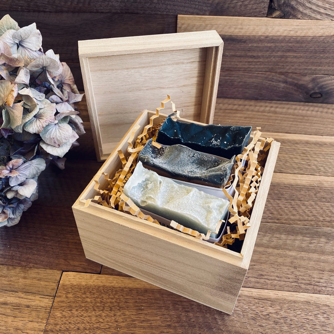 Holzbox mit Blume und personalisiertem Text