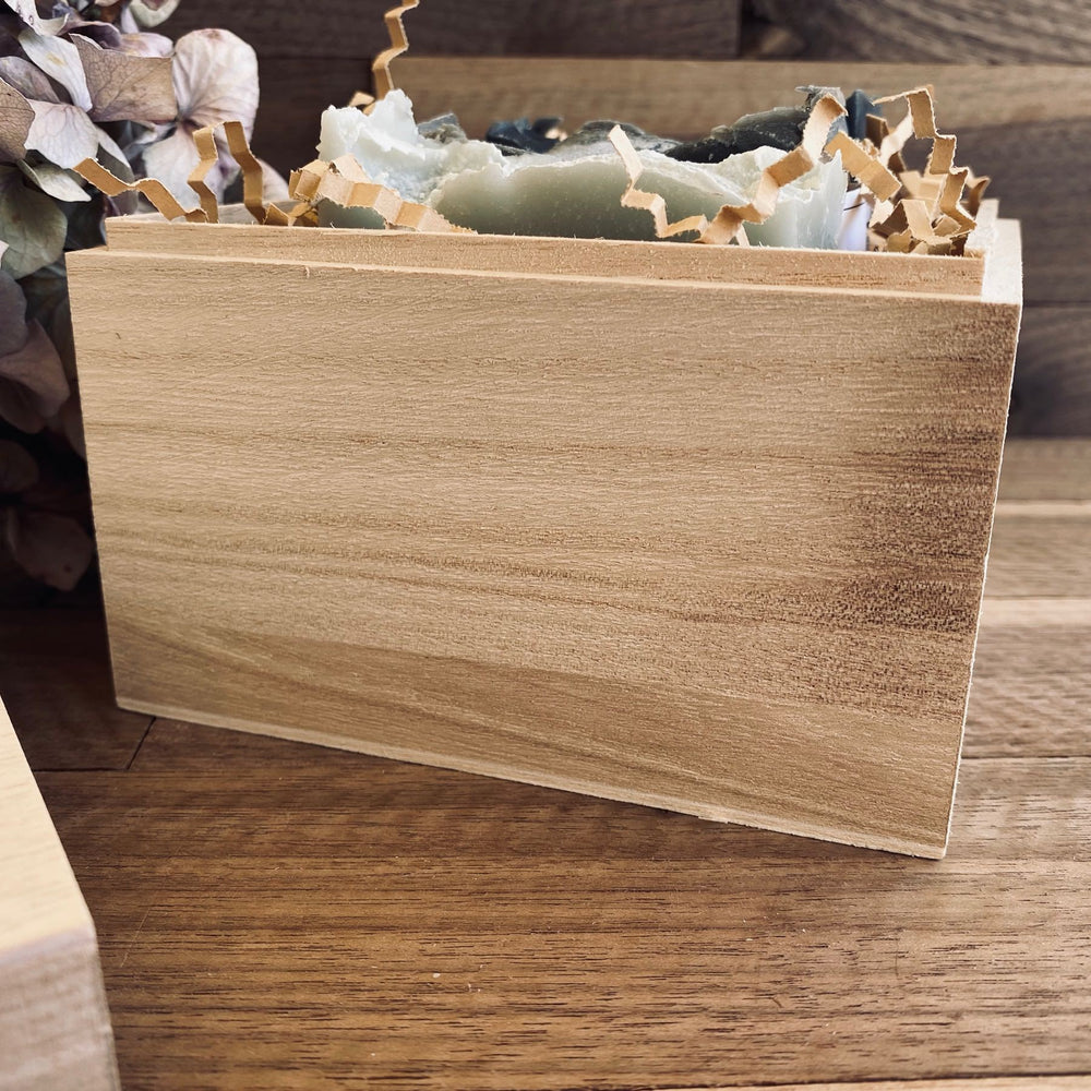 Holzbox mit Blume und personalisiertem Text