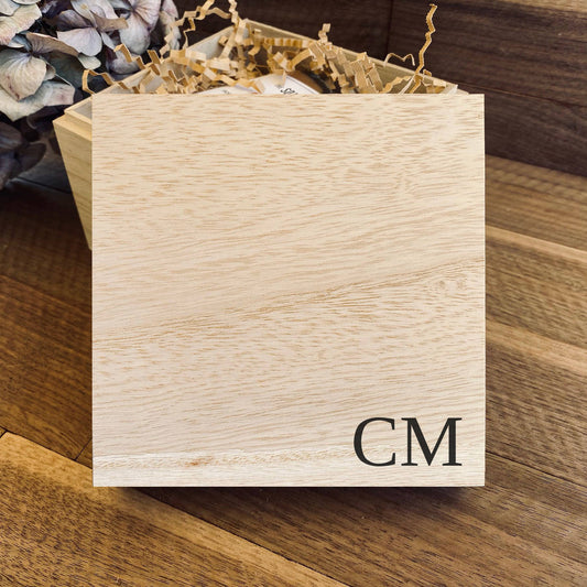 Kleine Geschenkbox mit gravierten Initialen