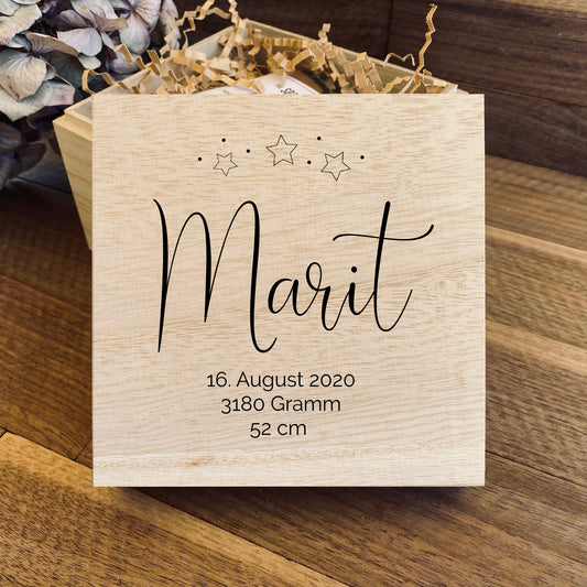 Geschenkbox mit personalisierter Gravur zur Geburt